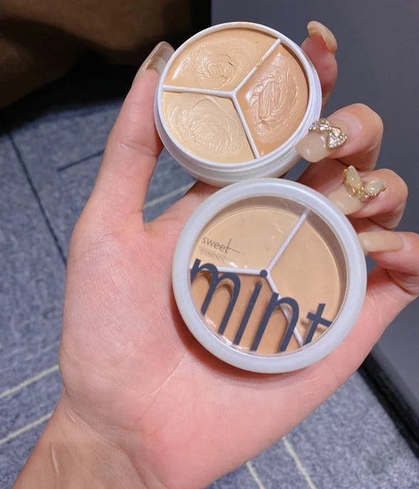 đ„3-IN-1 CONTOURING AND BRIGHTEN CONCEALER PALETTE
